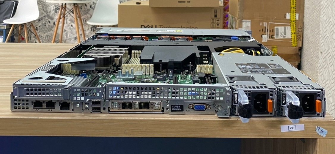 Thiết kế phía sau Dell PowerEdge R660