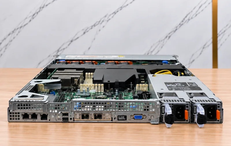 Thiết kế phía sau server Dell PowerEdge R660xs