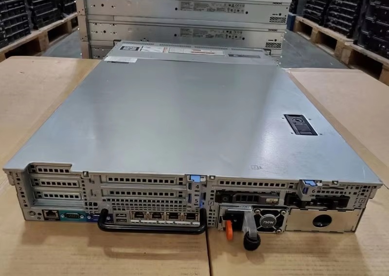 Mặt sau Server Dell R760xs