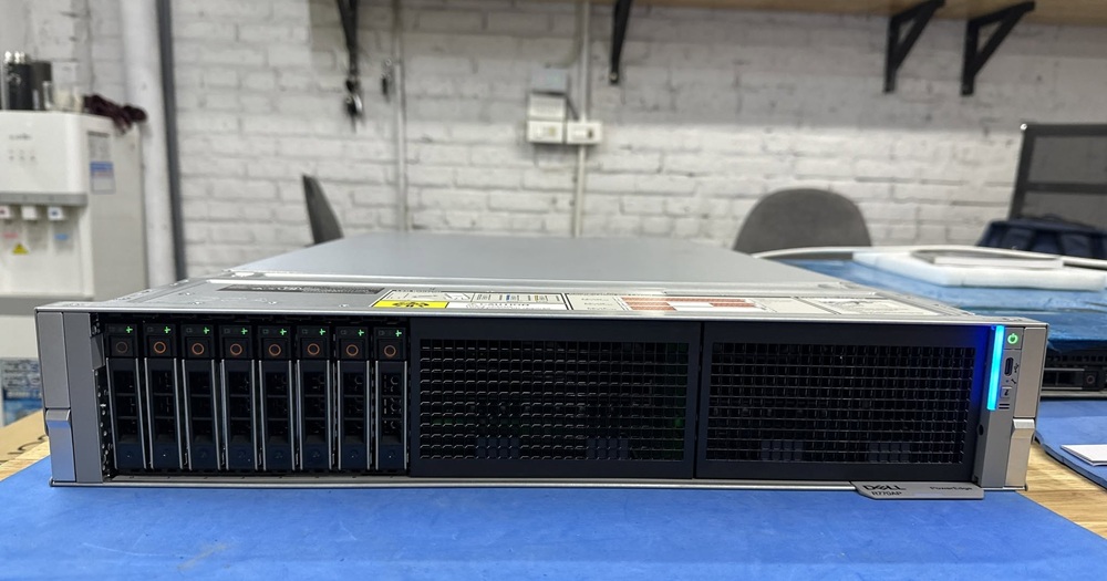 Máy chủ Dell PowerEdge R770 8 khay 2.5 inch