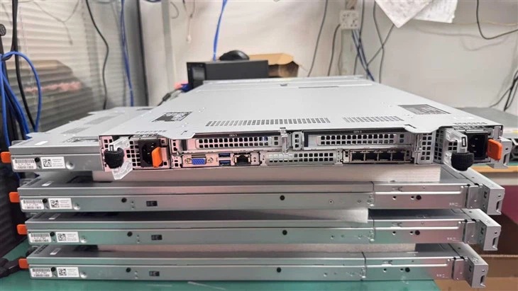 Mặt sau máy chủ Dell R470