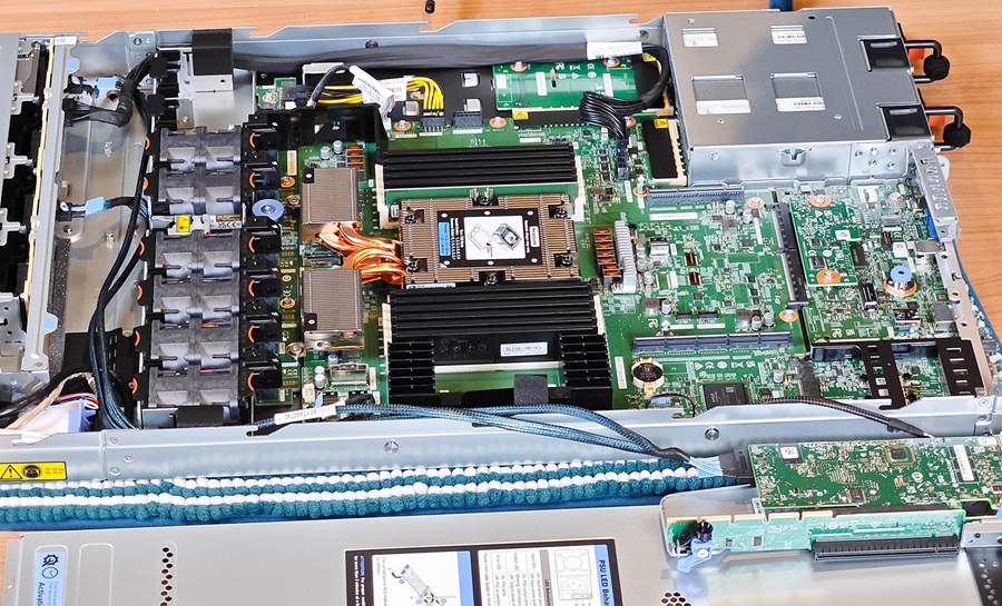 thiết kế bên trong Lenovo ThinkSystem SR635 V3