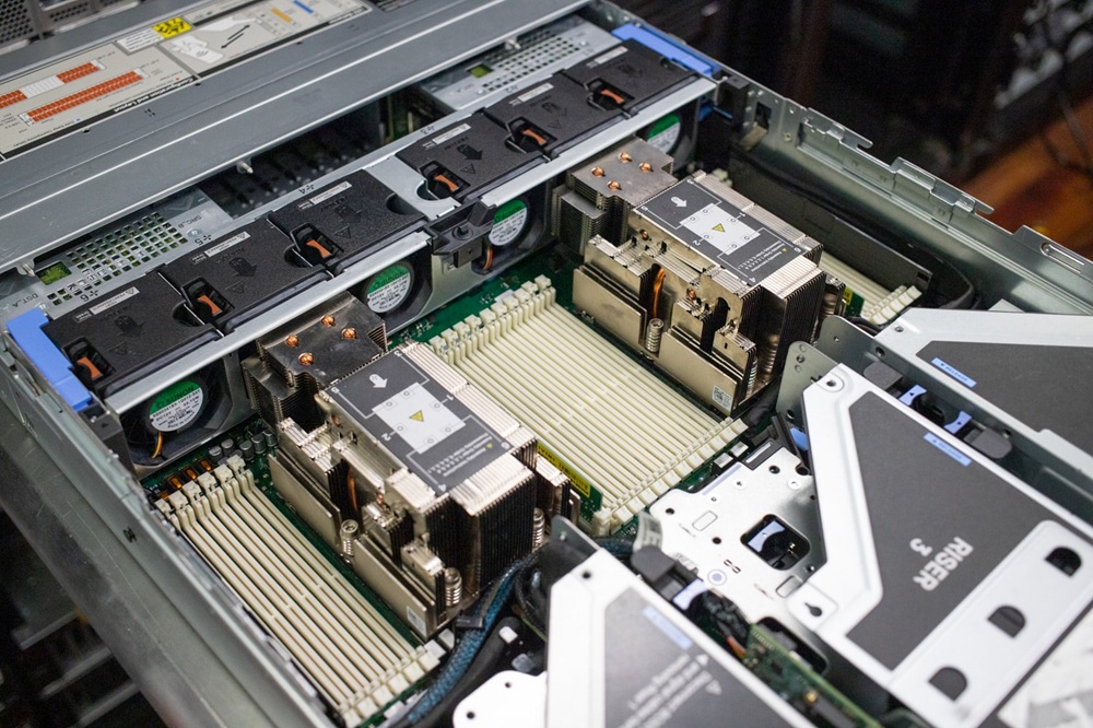 Không gian bên trong chassis Dell PowerEdge R7625